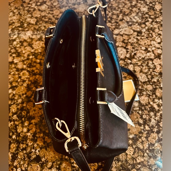 Gorgeous & Classy  MICHAEL KORS Hand Bag . Black with Gold MK detailing.  Nice - Picture 4 of 8